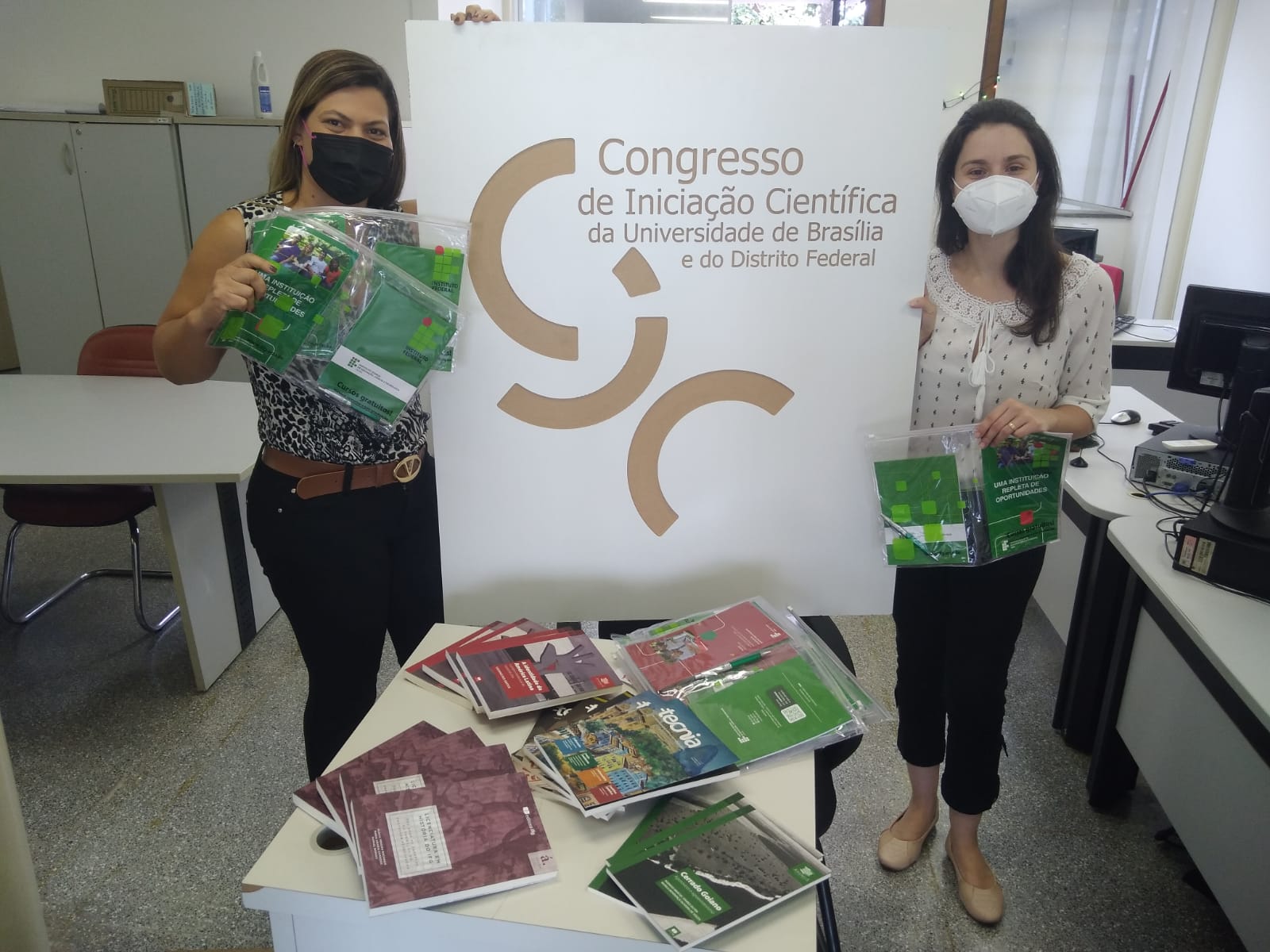 Professora Mariana Nobrega gerente de pesquisa, pos-gradyacao é extensão do campus Águas Lindas entrega os livros da editora do IFG e kits com brindes